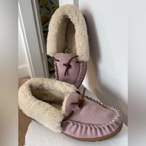 LL Bean Wicked Good Shearling Lined Suede Moccasin Slippers Soft Pink Womens 7